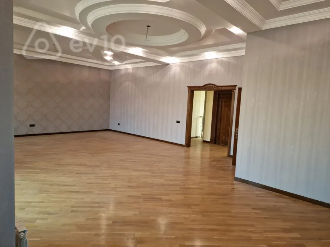 Satılır 10 otaqlı həyət evi 750 m²