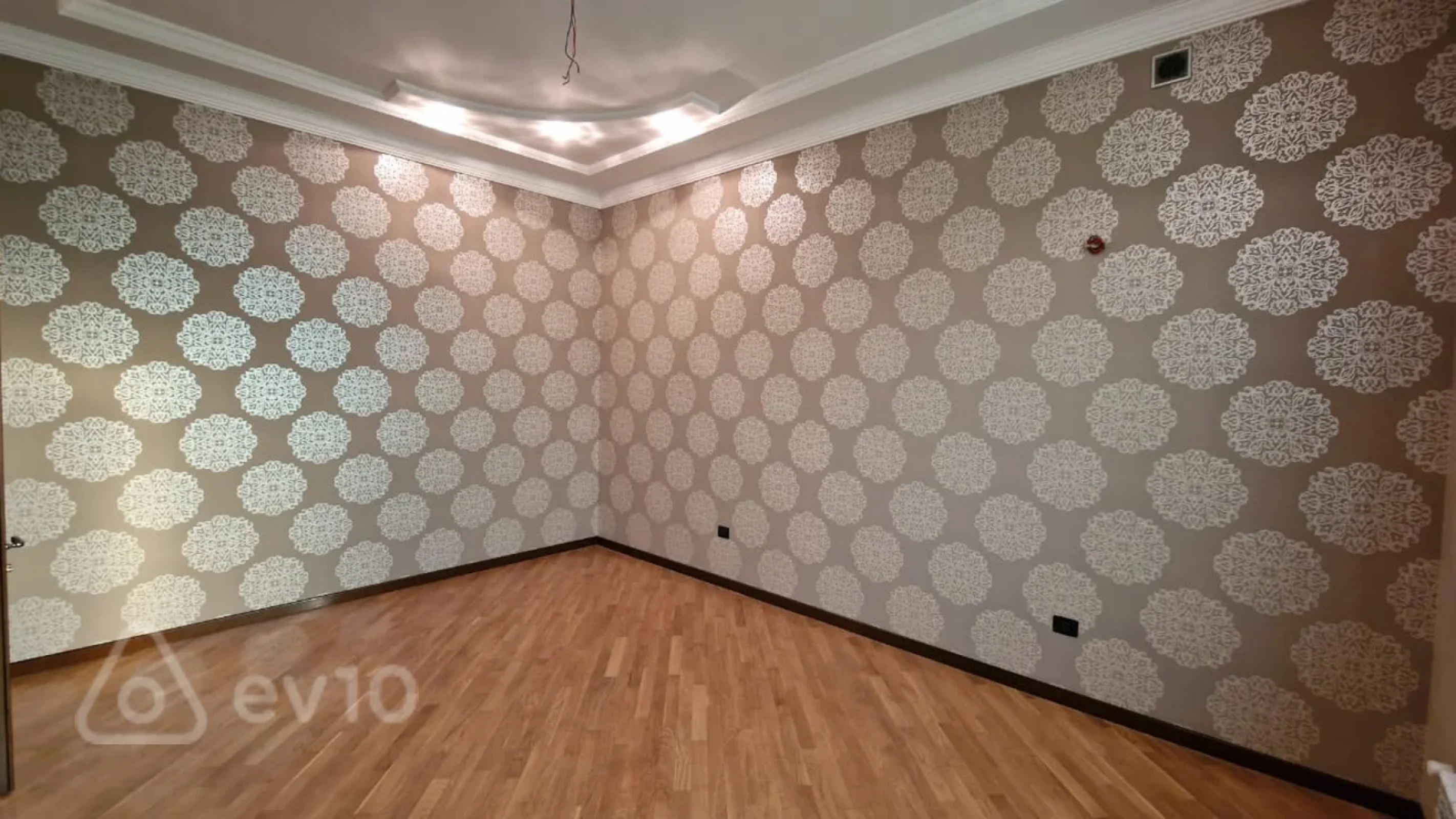 Satılır 10 otaqlı həyət evi 750 m²