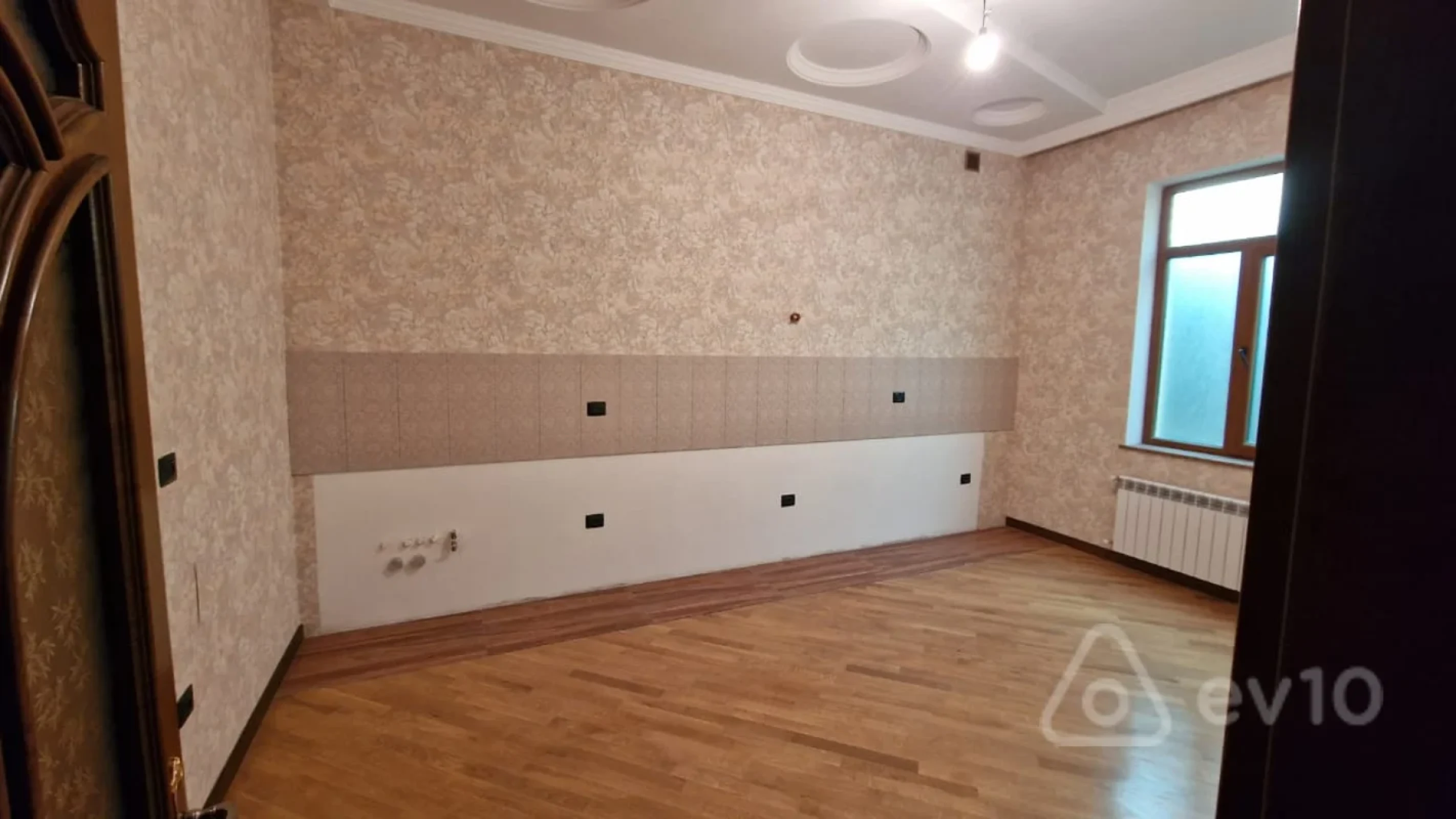 Satılır 10 otaqlı həyət evi 750 m²