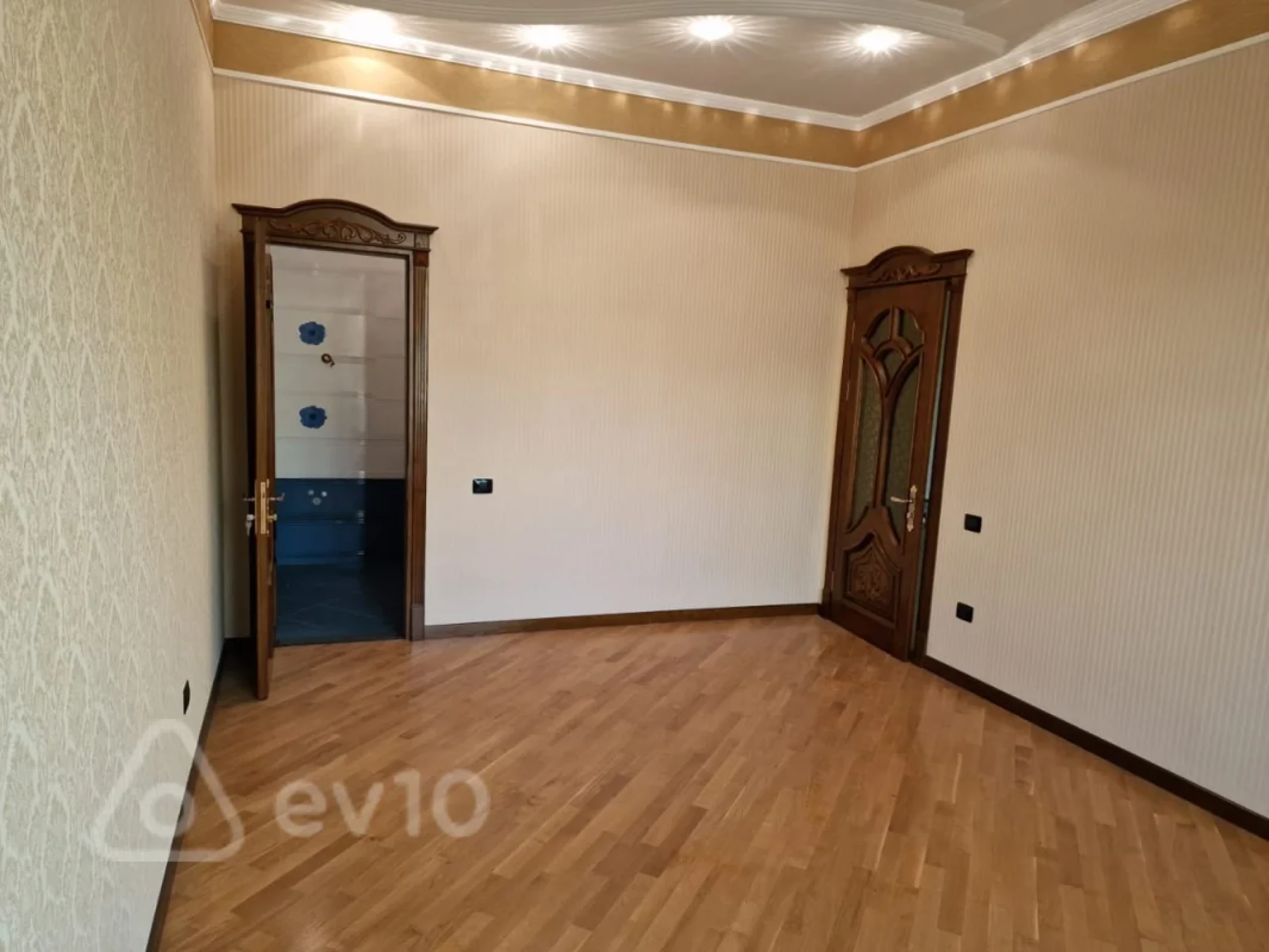 Satılır 10 otaqlı həyət evi 750 m²