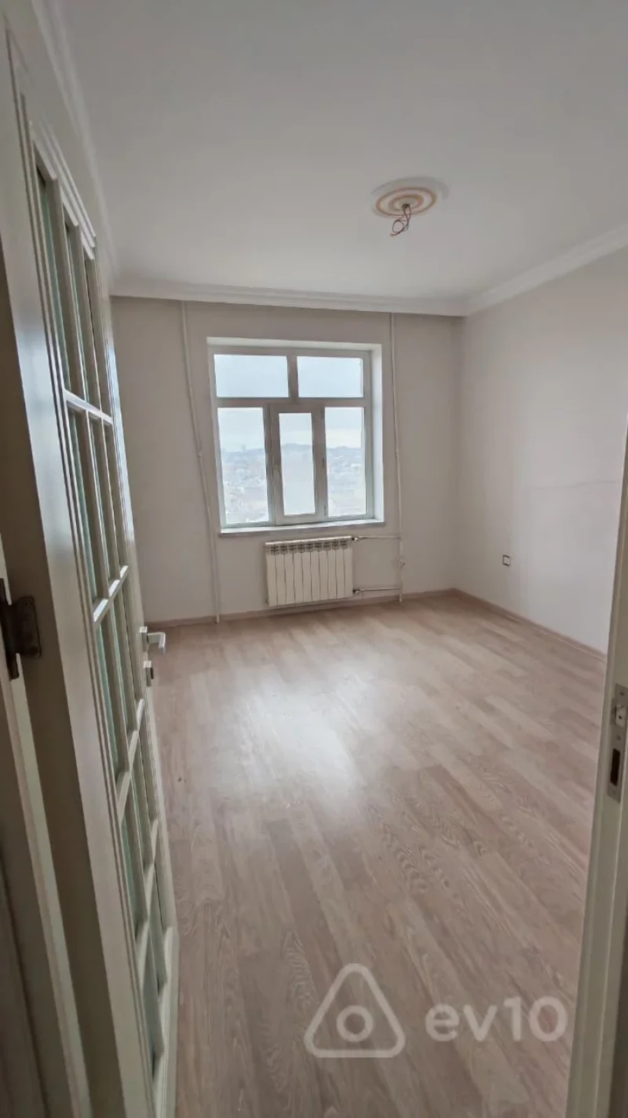 Satılır 2 otaqlı köhnə tikili 68 m²