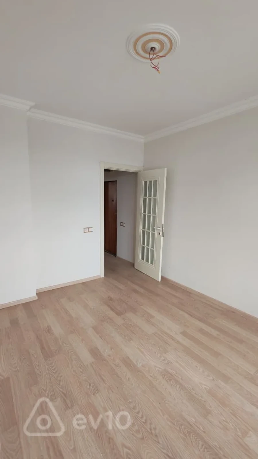 Satılır 2 otaqlı köhnə tikili 68 m²
