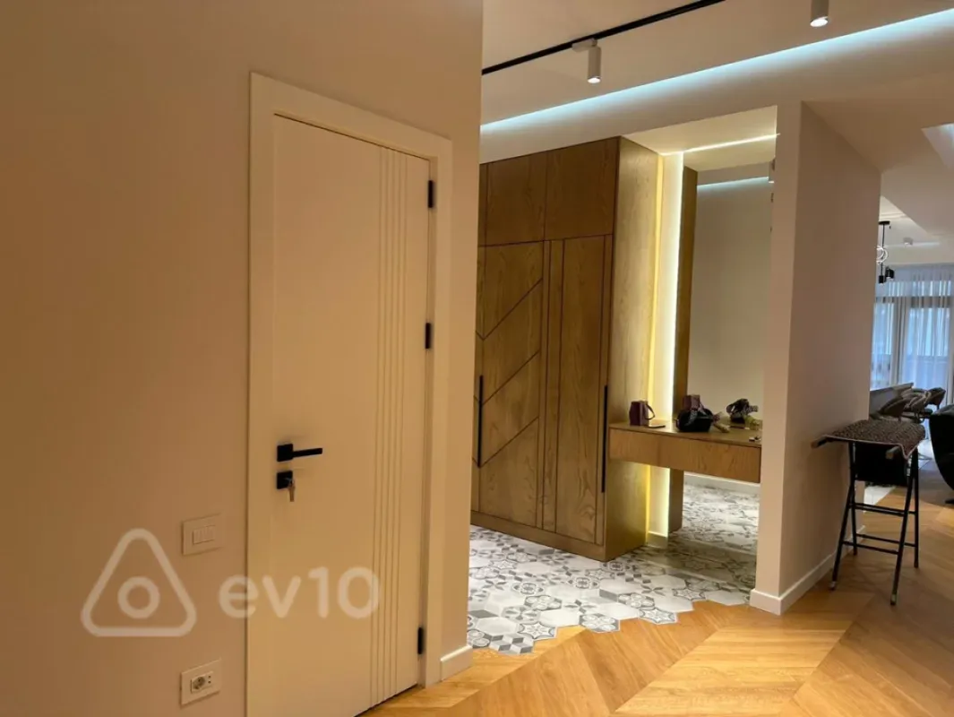 Kirayə verilir 3 otaqlı yeni tikili 170 m²