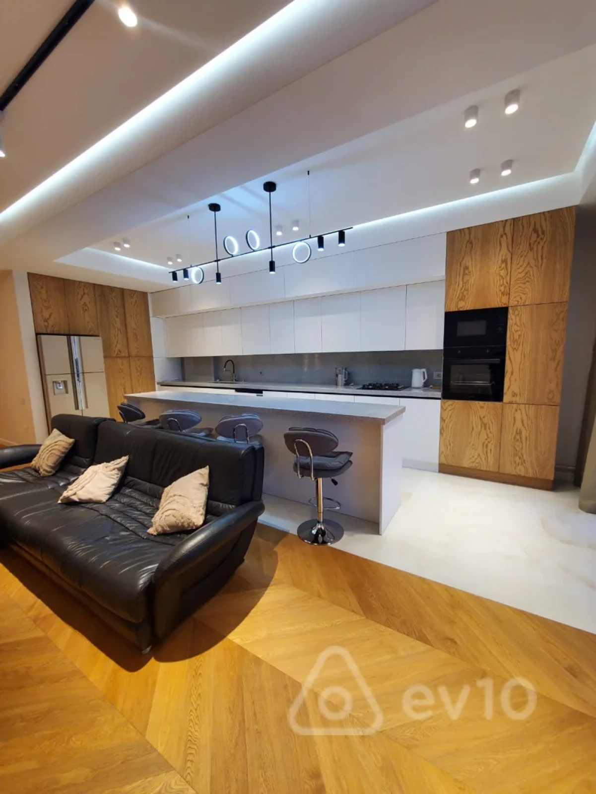 Kirayə verilir 3 otaqlı yeni tikili 170 m²