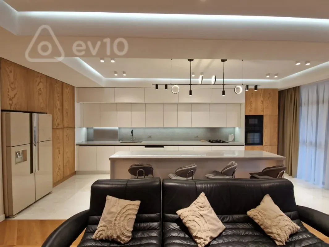 Kirayə verilir 3 otaqlı yeni tikili 170 m²