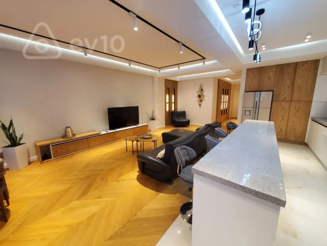 Kirayə verilir 3 otaqlı yeni tikili 170 m²