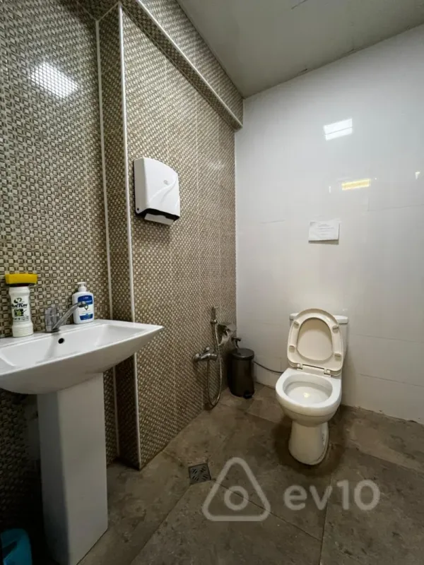 Kirayə verilir 2 otaqlı ofis 73 m²