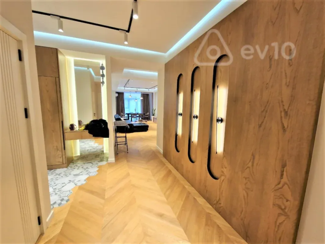 Kirayə verilir 3 otaqlı yeni tikili 180 m²
