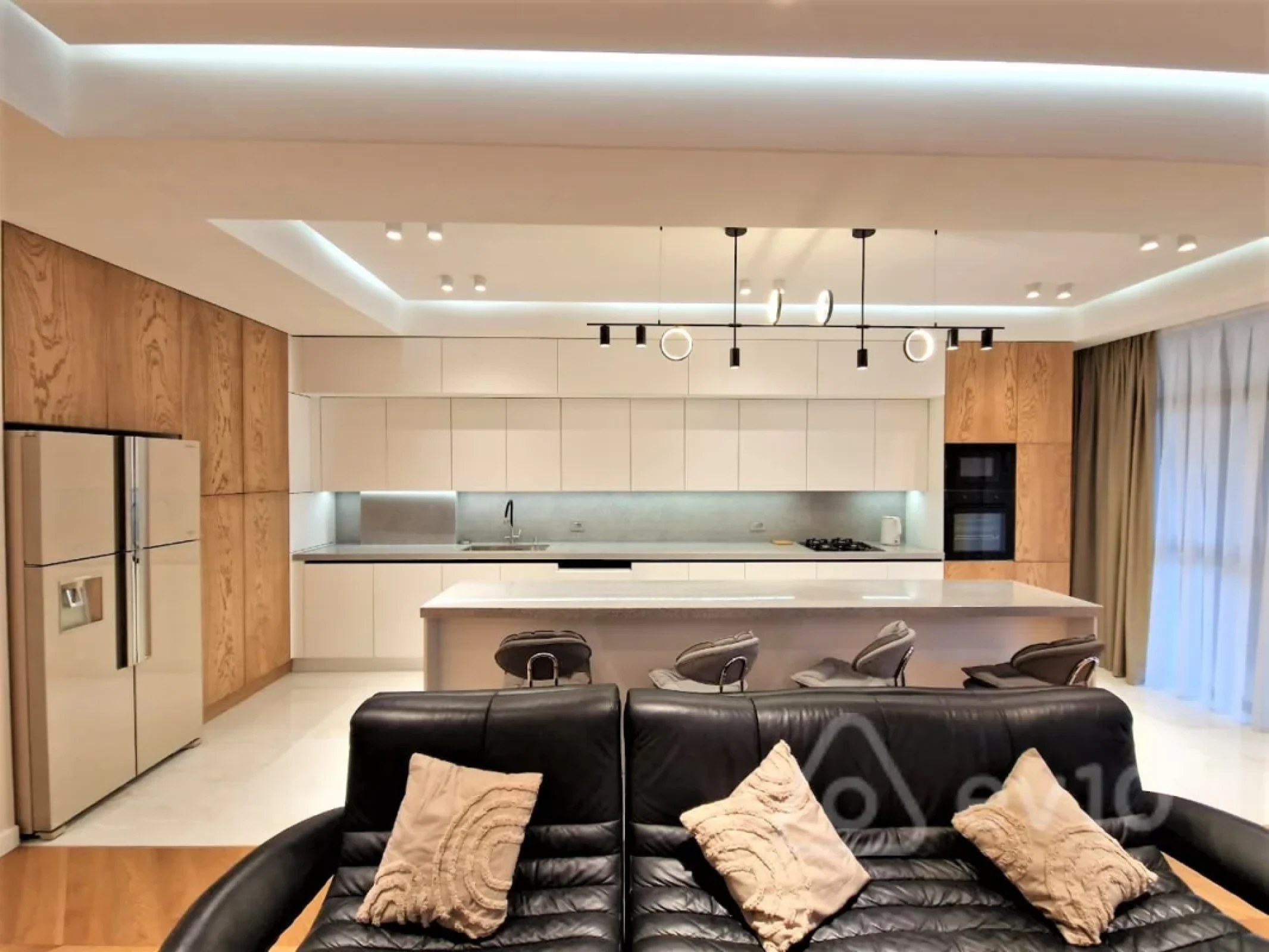 Kirayə verilir 3 otaqlı yeni tikili 180 m²