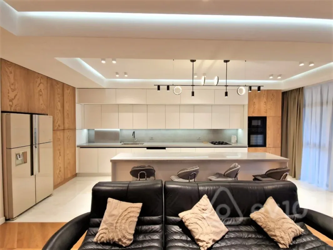 Kirayə verilir 3 otaqlı yeni tikili 180 m²