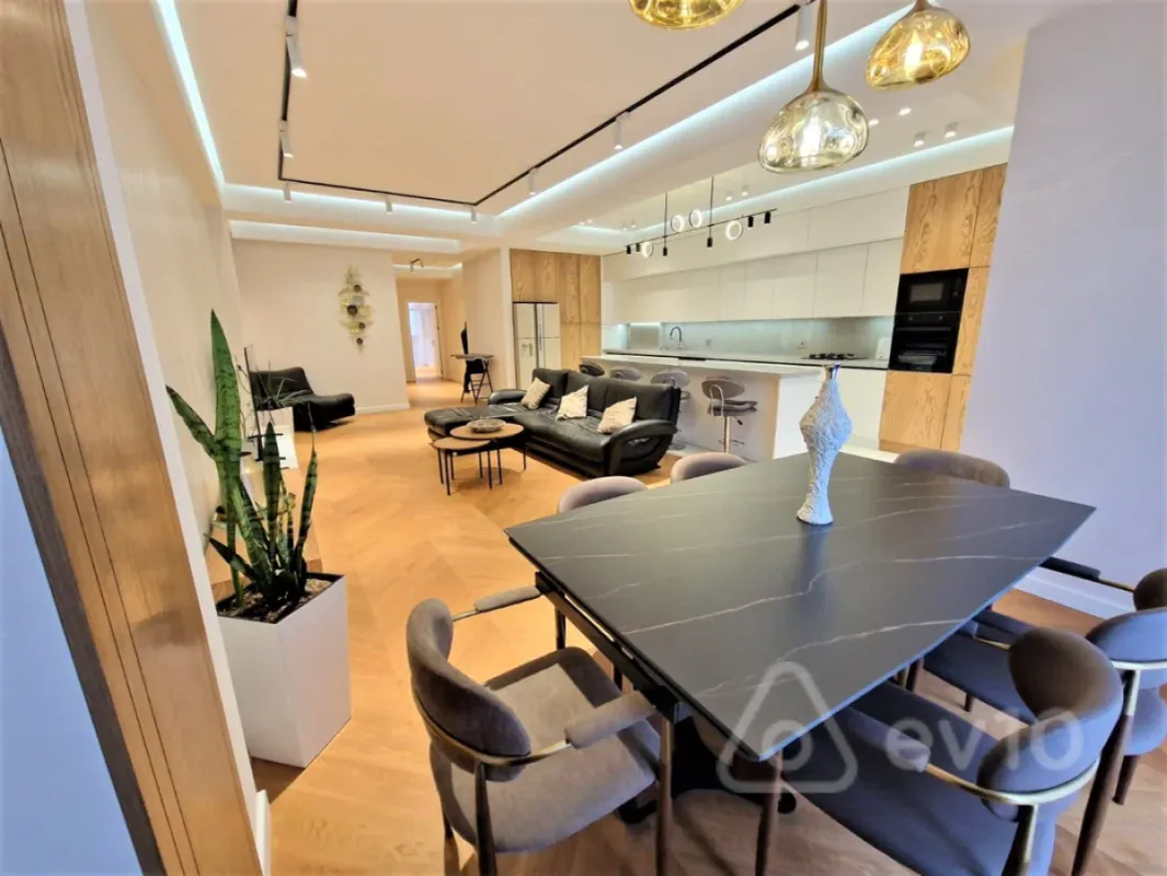 Kirayə verilir 3 otaqlı yeni tikili 180 m²