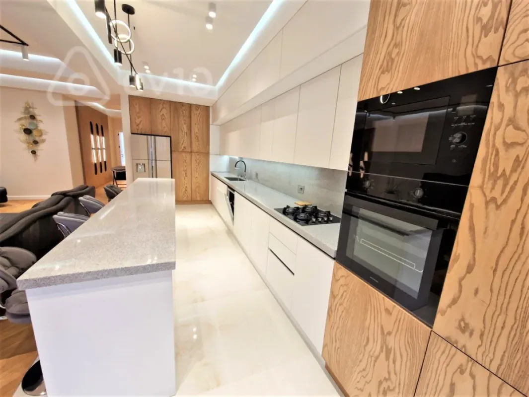 Kirayə verilir 3 otaqlı yeni tikili 180 m²