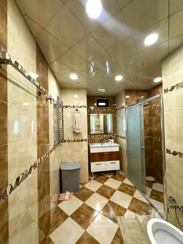 Kirayə verilir 3 otaqlı köhnə tikili 120 m²