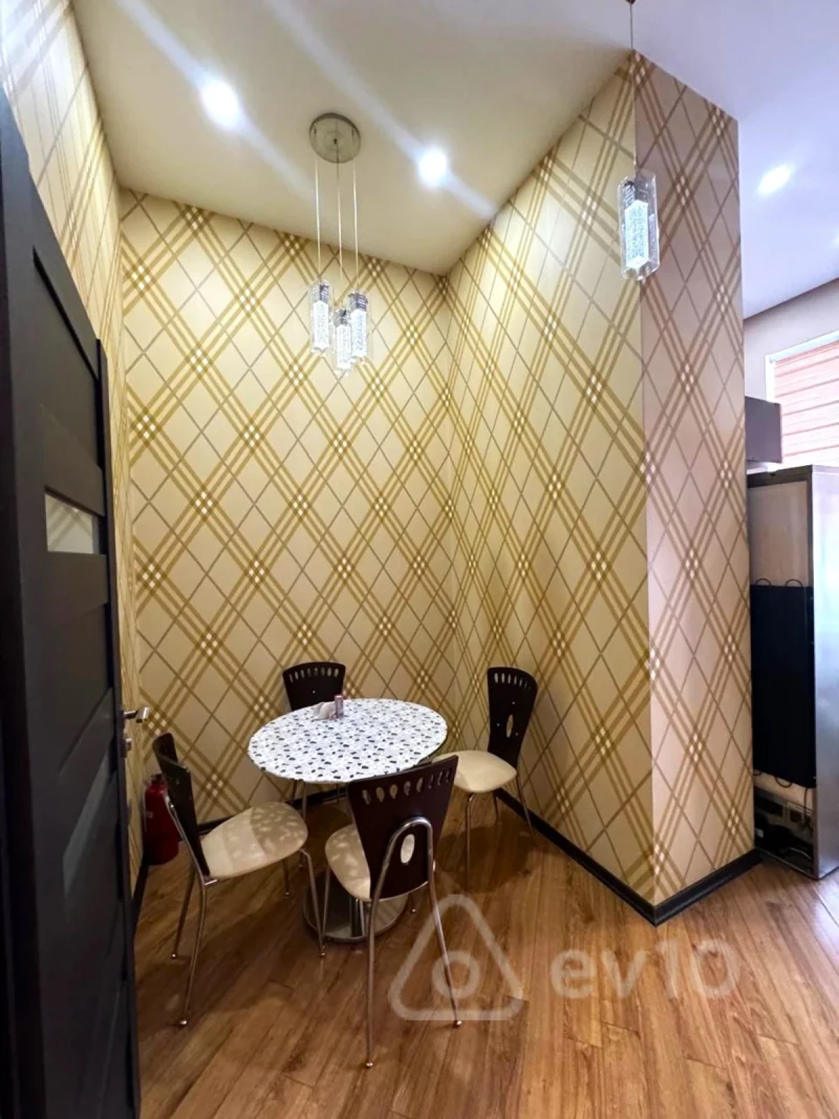 Kirayə verilir 3 otaqlı köhnə tikili 120 m²
