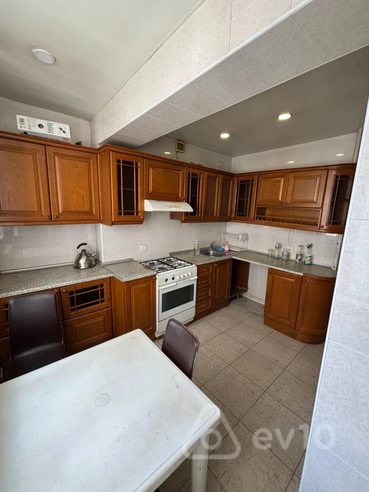 Kirayə verilir 4 otaqlı köhnə tikili 100 m²