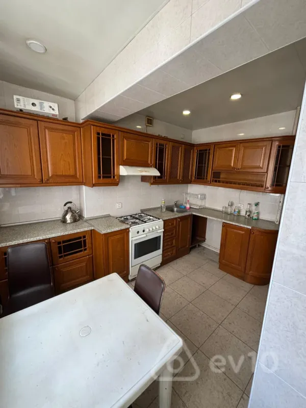 Kirayə verilir 4 otaqlı köhnə tikili 100 m²