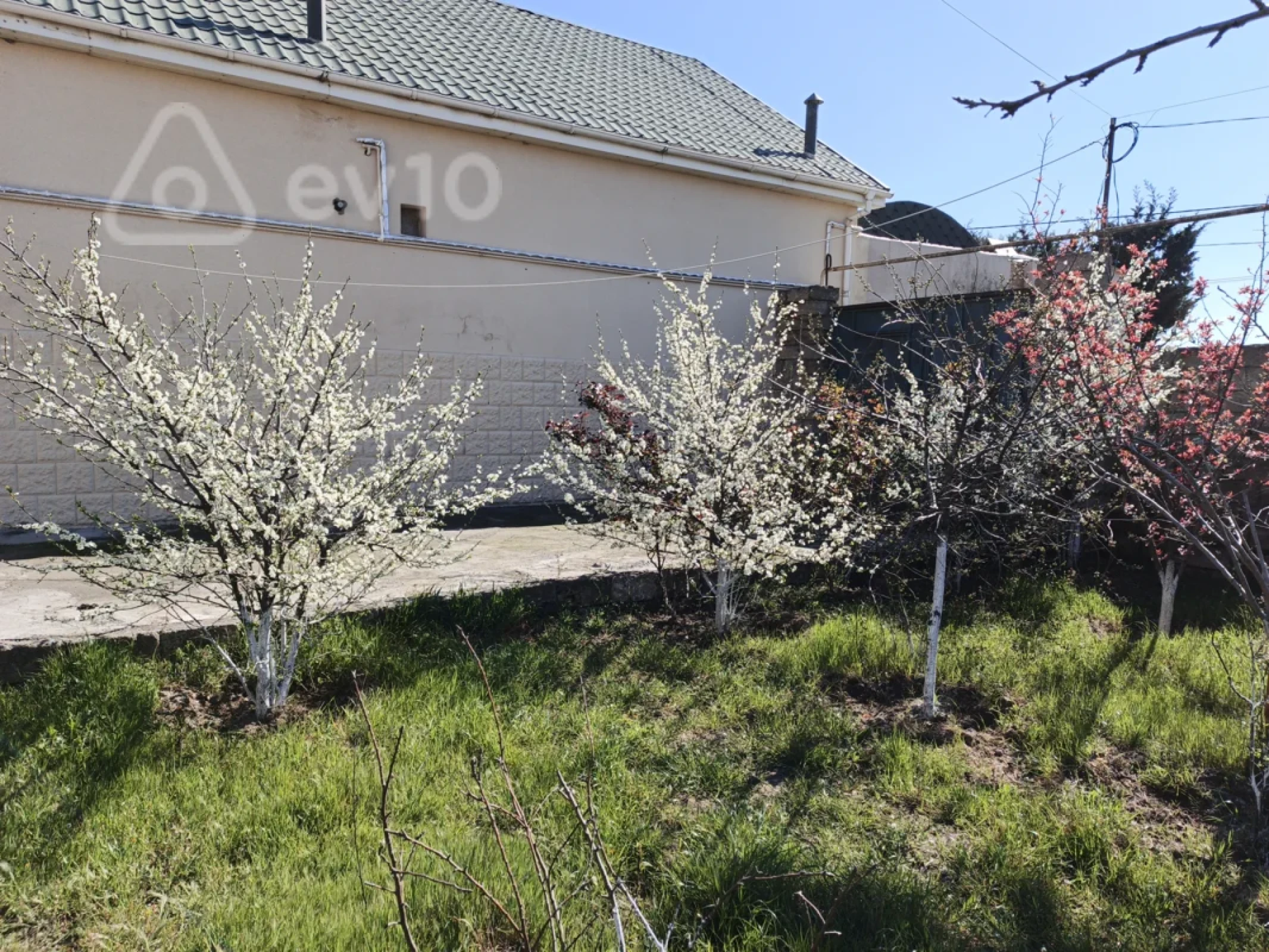 Satılır 6 otaqlı həyət evi 240 m²