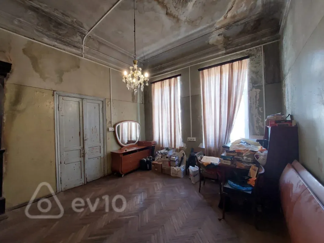 Satılır 5 otaqlı köhnə tikili 130 m²