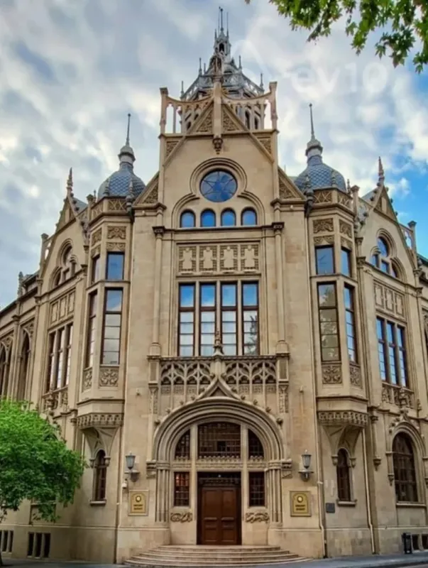 Satılır 5 otaqlı köhnə tikili 130 m²