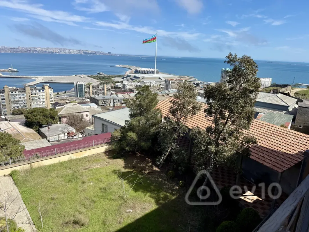 Satılır 9 otaqlı həyət evi 800 m²