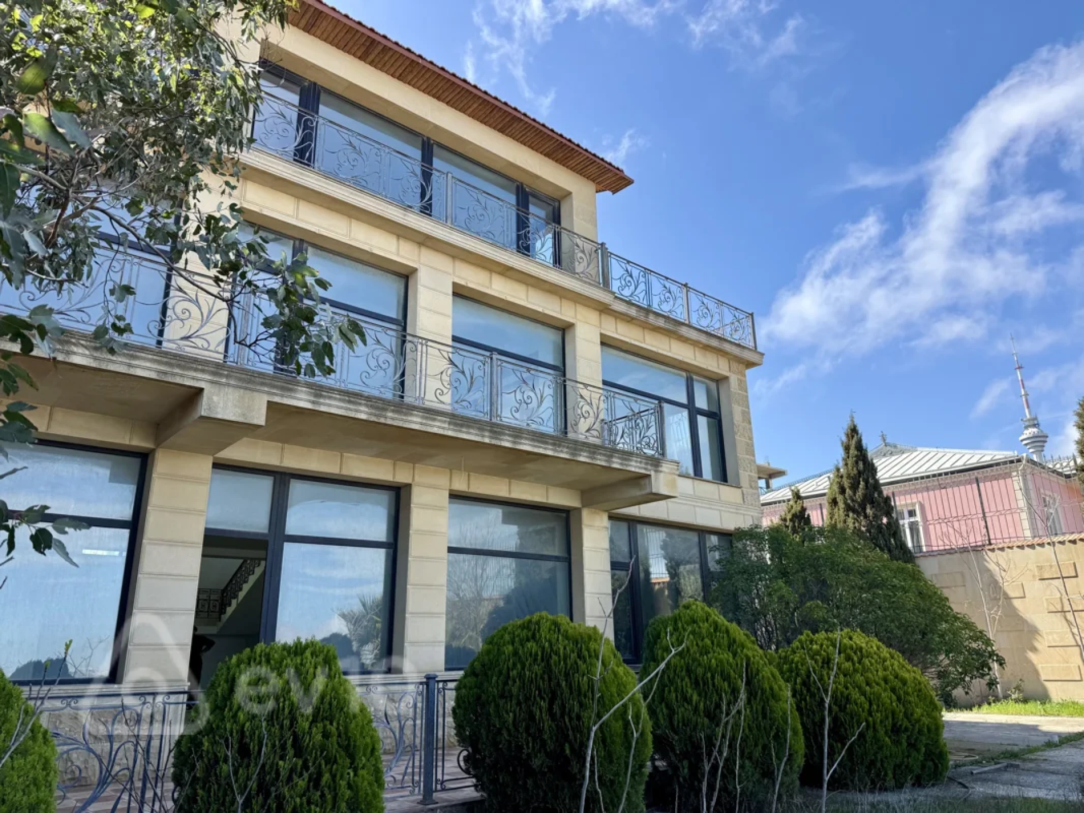 Satılır 9 otaqlı həyət evi 800 m²