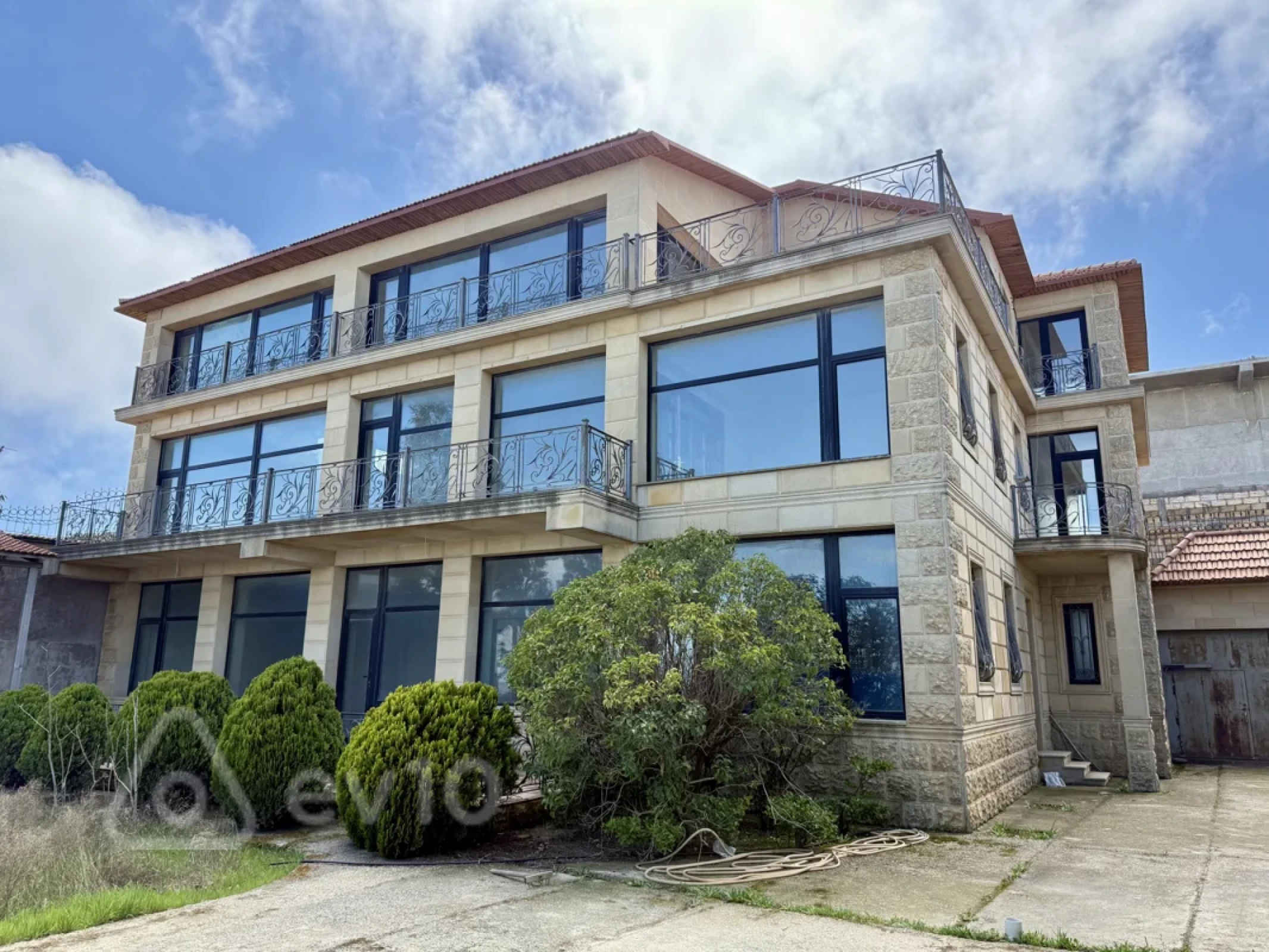Satılır 9 otaqlı həyət evi 800 m²