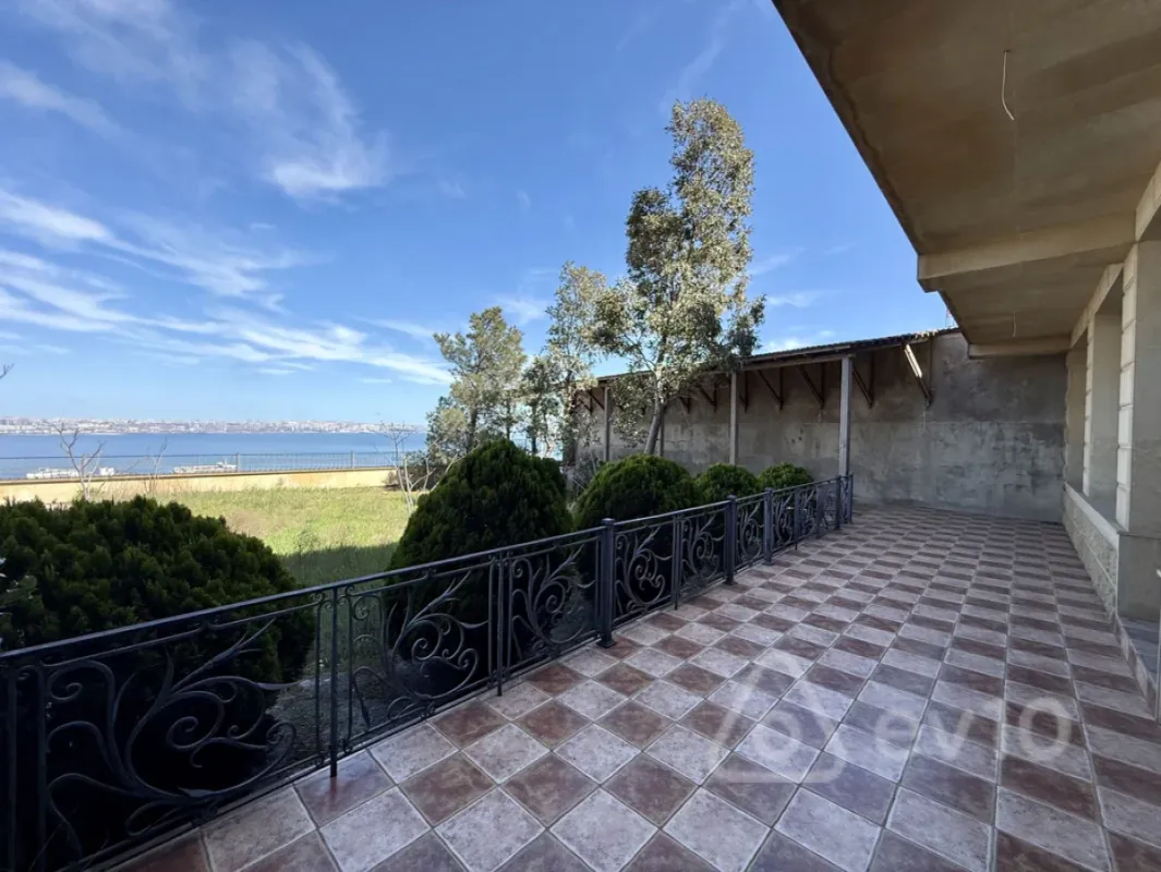 Satılır 9 otaqlı həyət evi 800 m²