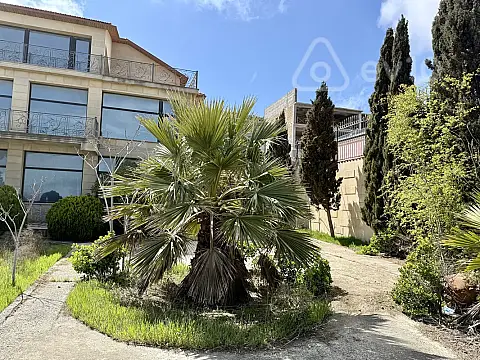 Satılır 9 otaqlı həyət evi 800 m²