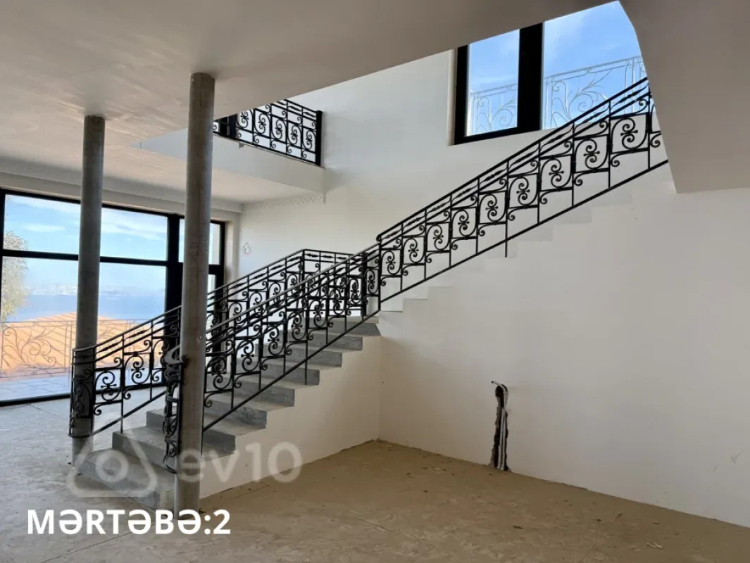 Satılır 9 otaqlı həyət evi 800 m²