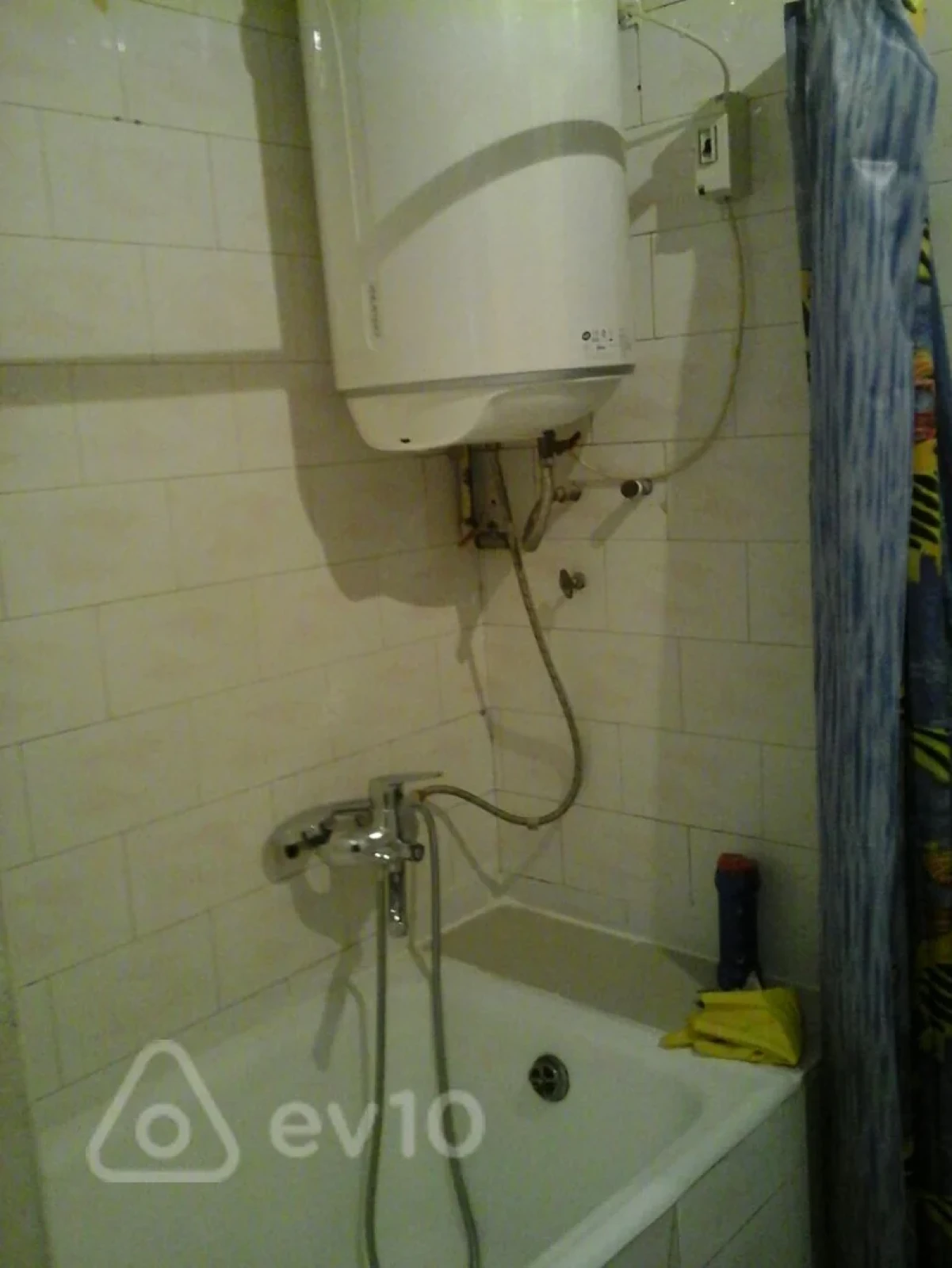 Satılır 2 otaqlı köhnə tikili 65 m²