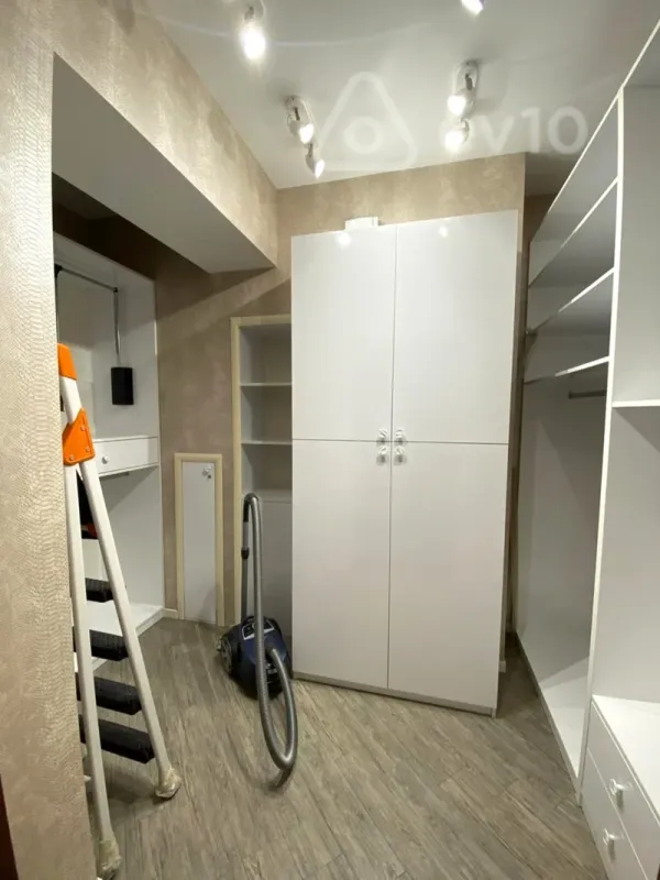 Kirayə verilir 4 otaqlı yeni tikili 200 m²