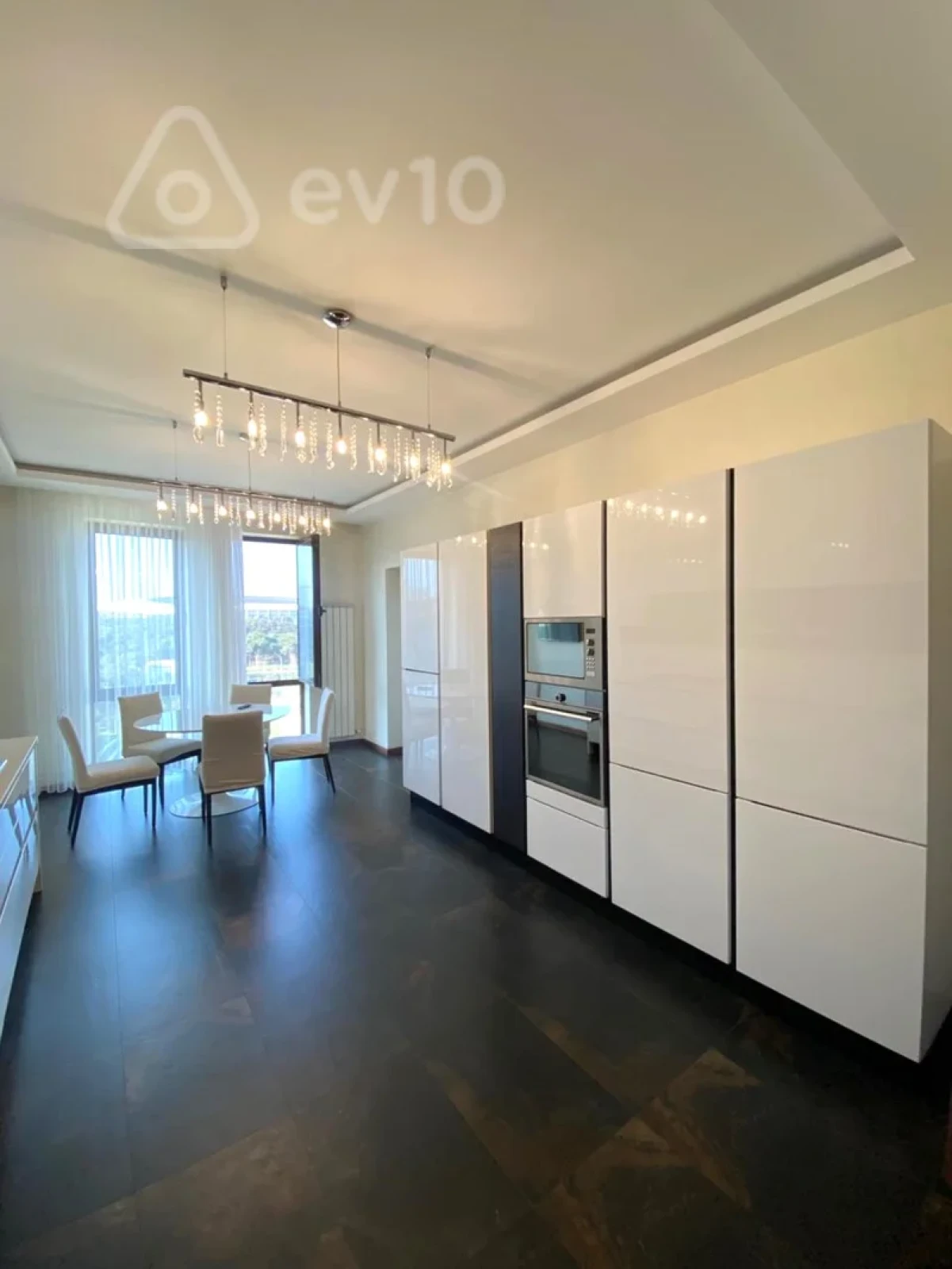 Kirayə verilir 4 otaqlı yeni tikili 200 m²