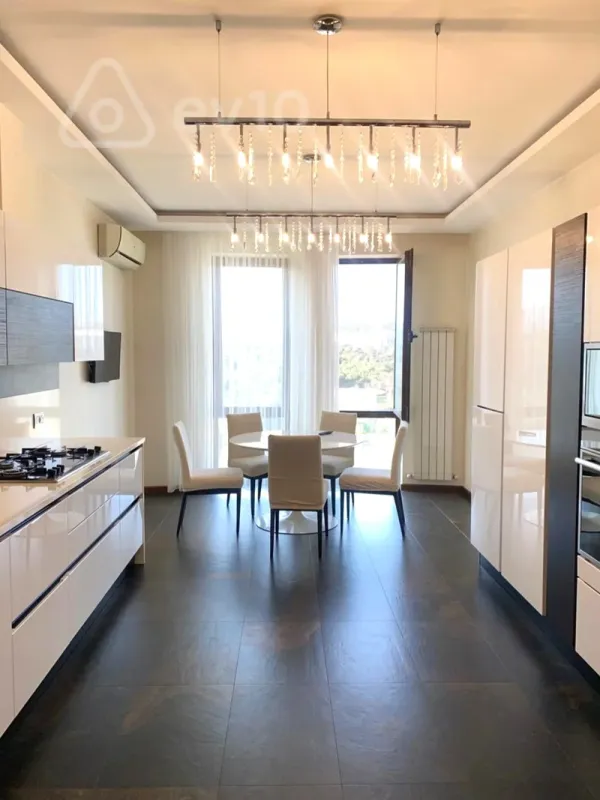 Kirayə verilir 4 otaqlı yeni tikili 200 m²