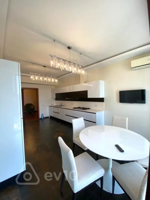 Kirayə verilir 4 otaqlı yeni tikili 200 m²