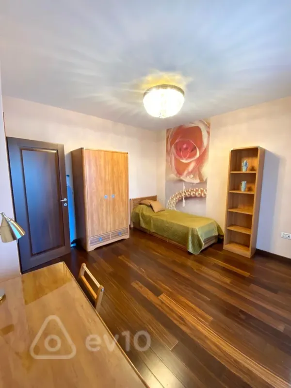 Kirayə verilir 4 otaqlı yeni tikili 200 m²