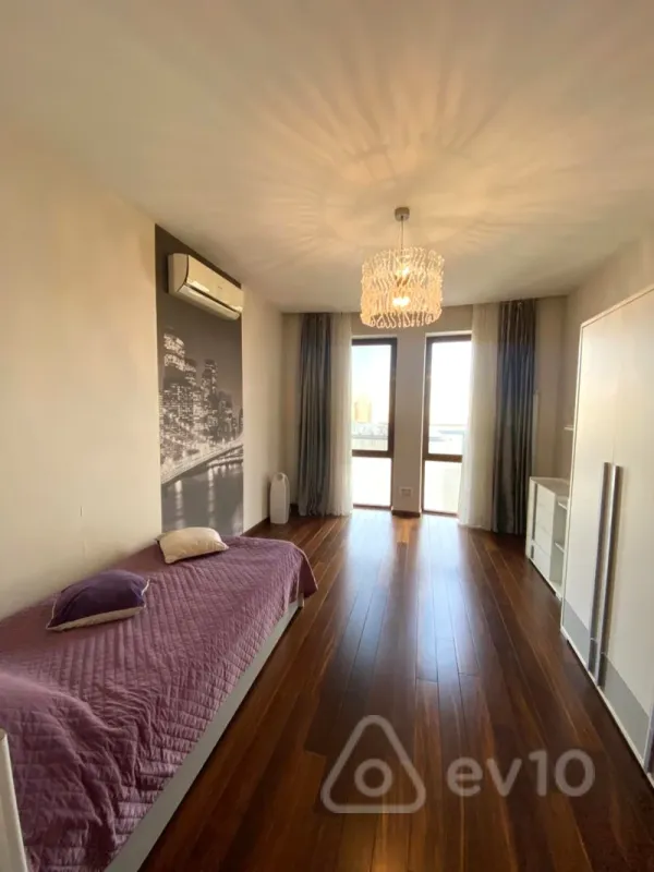 Kirayə verilir 4 otaqlı yeni tikili 200 m²