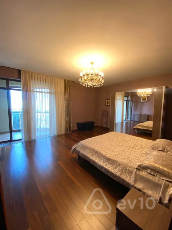 Kirayə verilir 4 otaqlı yeni tikili 200 m²