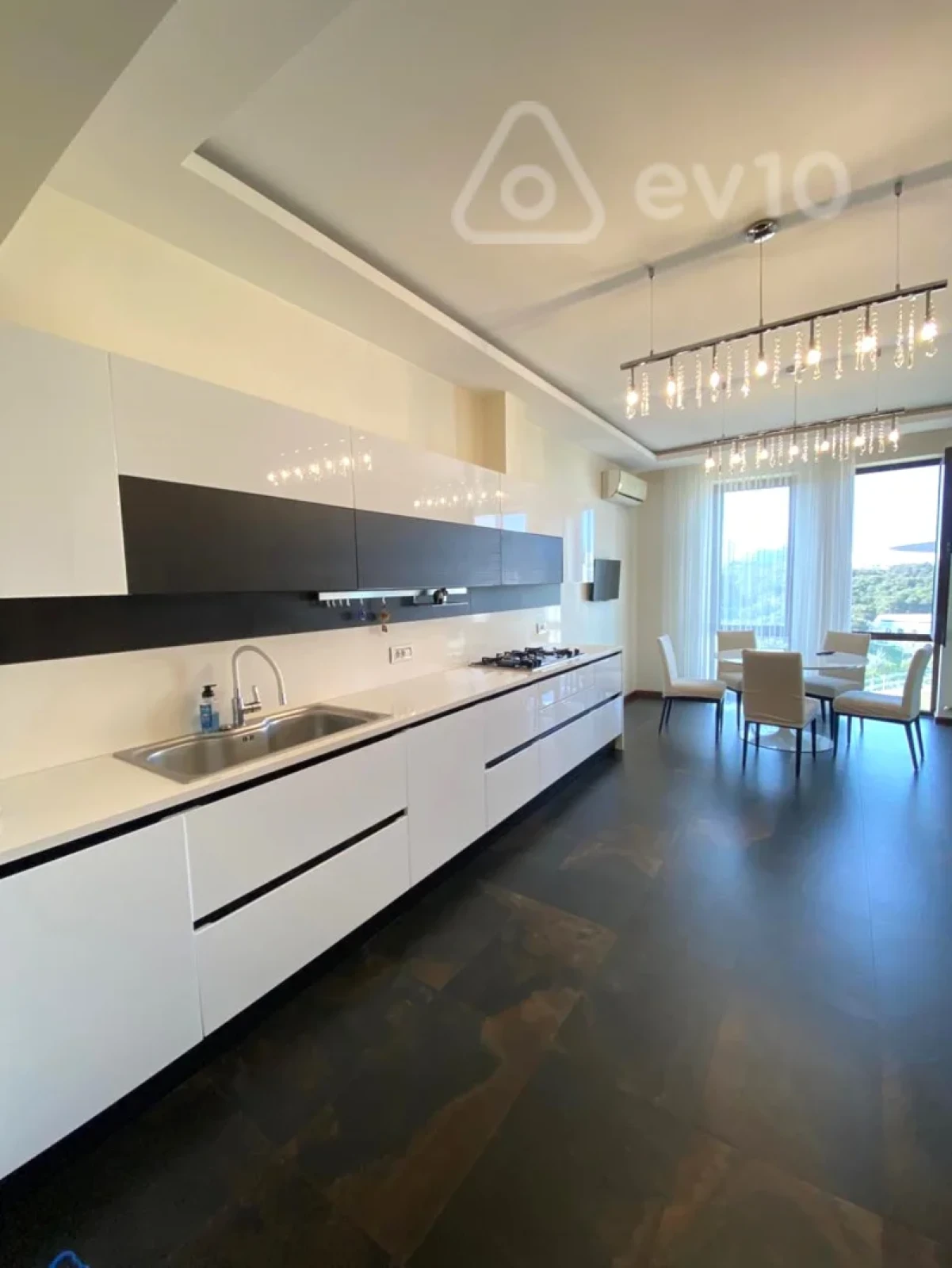 Kirayə verilir 4 otaqlı yeni tikili 200 m²