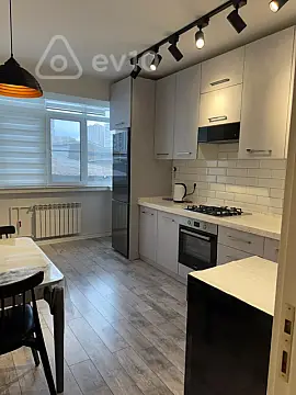 Satılır 2 otaqlı köhnə tikili 55 m²