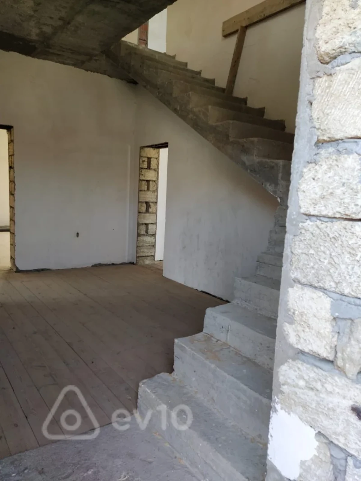 Satılır 7 otaqlı həyət evi 288 m²