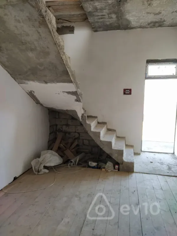 Satılır 7 otaqlı həyət evi 288 m²