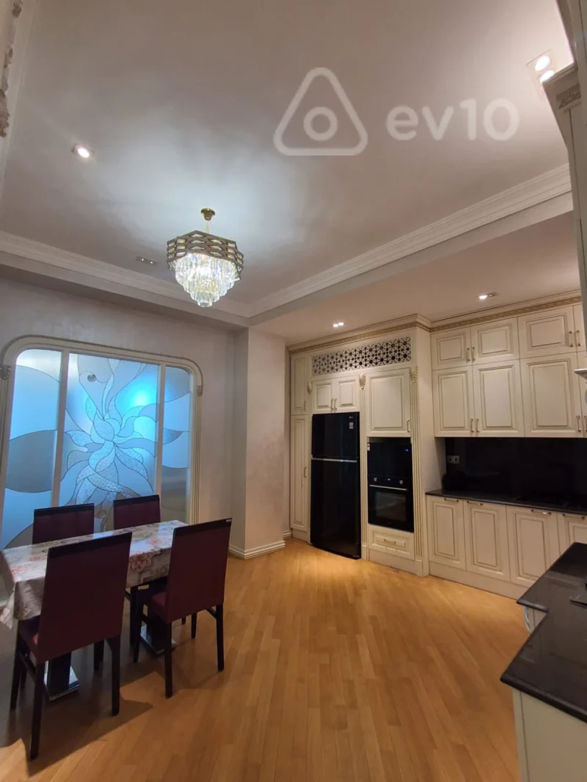 Kirayə verilir 4 otaqlı yeni tikili 220 m²