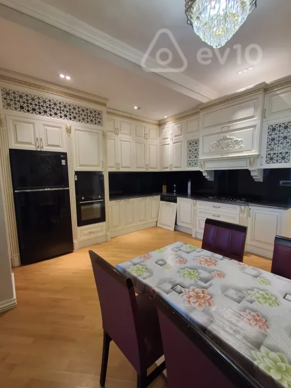 Kirayə verilir 4 otaqlı yeni tikili 220 m²