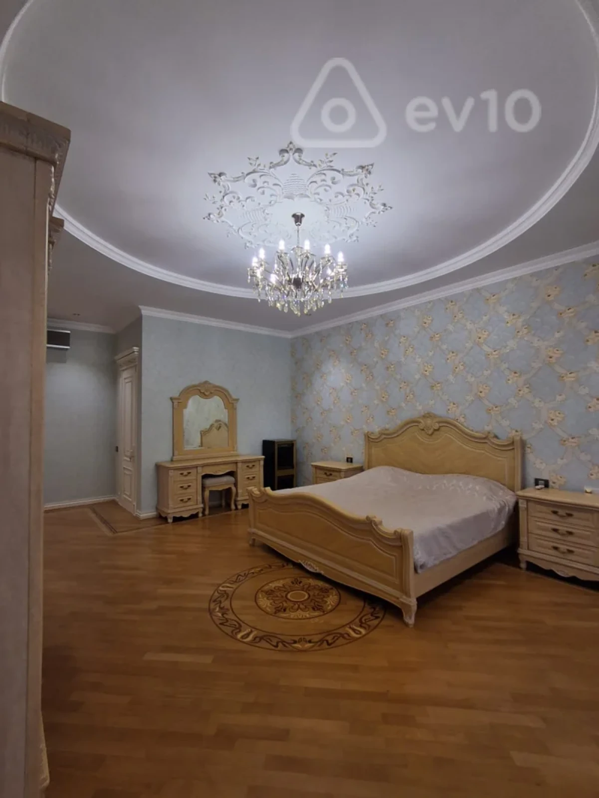 Kirayə verilir 4 otaqlı yeni tikili 220 m²