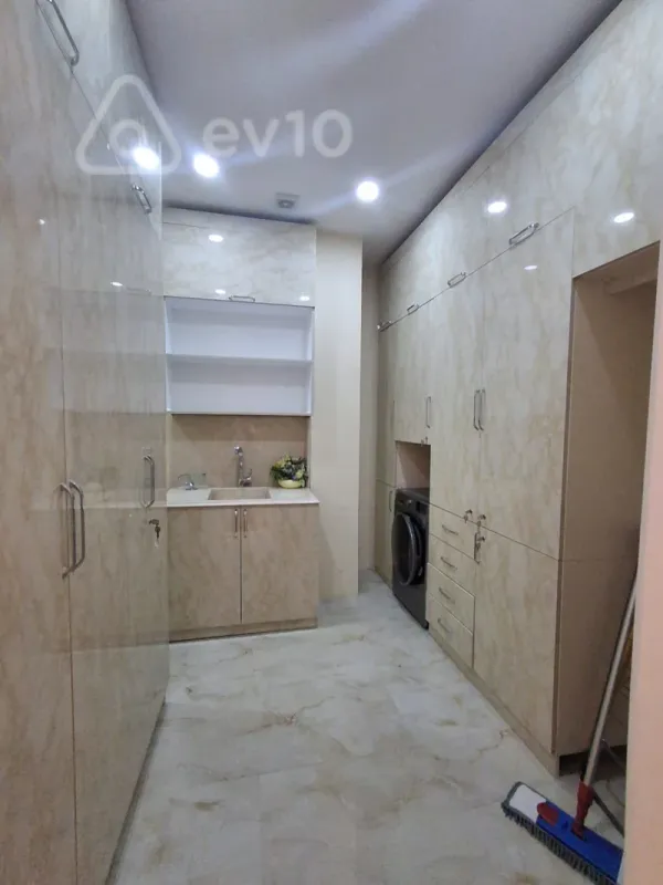 Kirayə verilir 4 otaqlı yeni tikili 220 m²