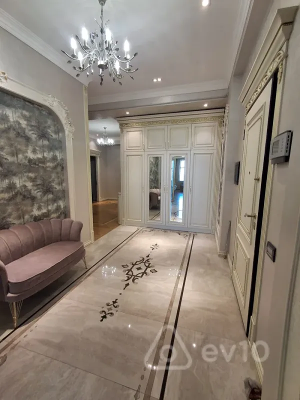 Kirayə verilir 4 otaqlı yeni tikili 220 m²