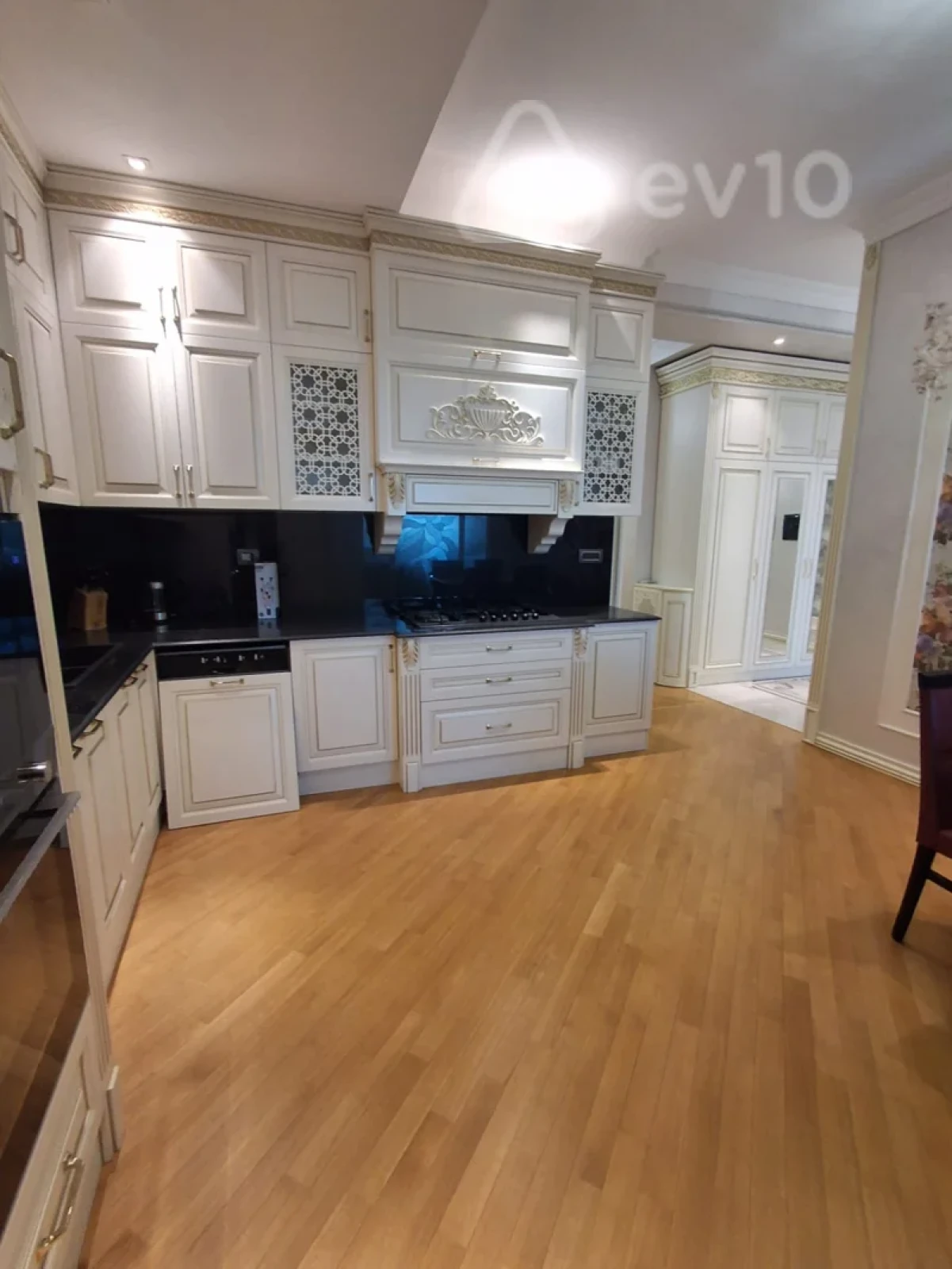 Kirayə verilir 4 otaqlı yeni tikili 220 m²