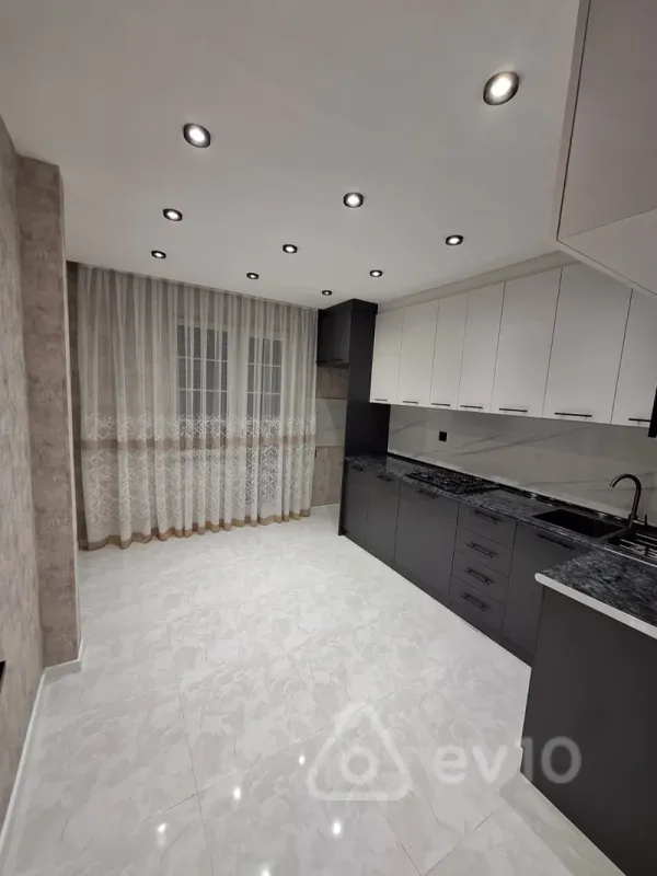 Satılır 2 otaqlı köhnə tikili 75 m²