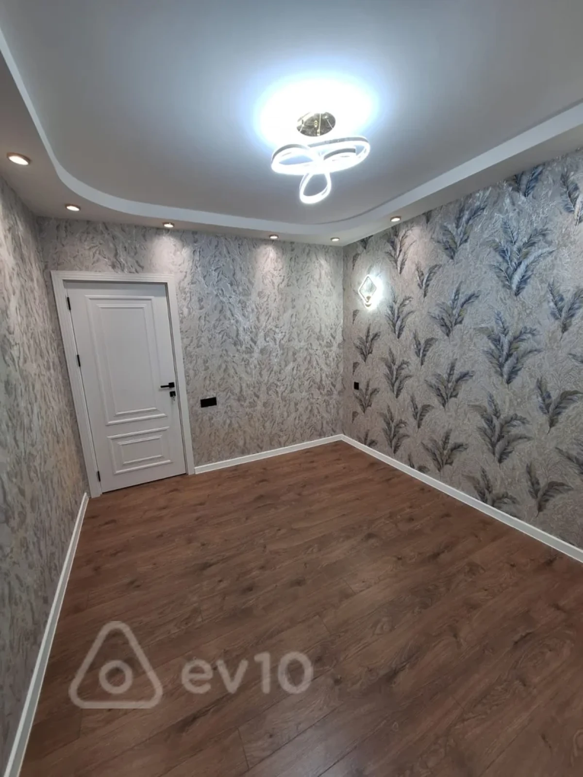 Satılır 2 otaqlı köhnə tikili 75 m²