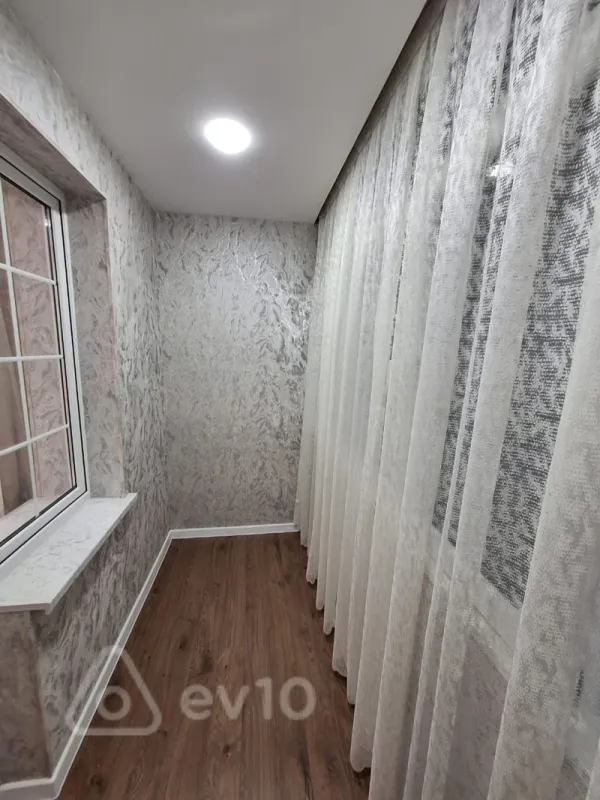 Satılır 2 otaqlı köhnə tikili 75 m²